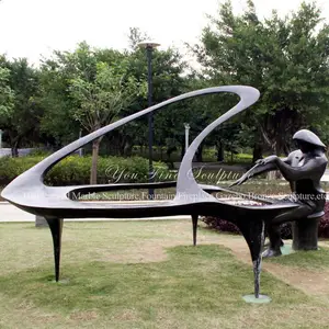 ピアノを弾く屋外の金属の女性抽象的なブロンズアートの彫刻