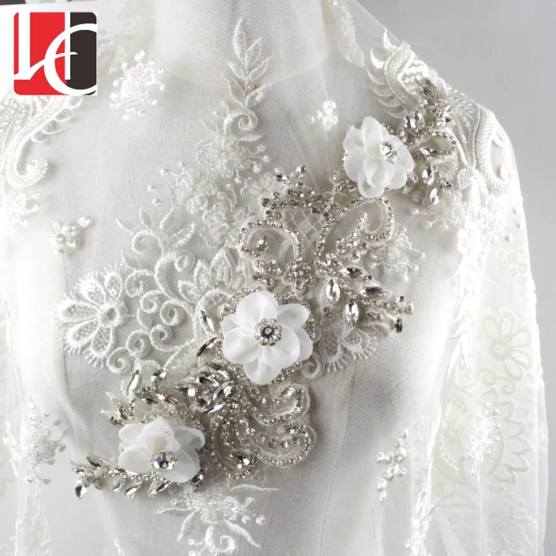 Красивый дизайн свадебного платья со стразами и аппликацией свадебного платья