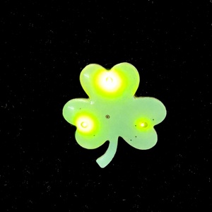 Spilla a Forma di Quadrifoglio per San Patrizio, Verde Lampeggiante, 2x3cm, in Plastica, Alimentata a Batteria, per Età 14+ - Product Image 3