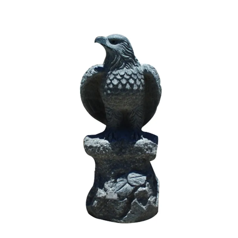 庭の装飾的な刻まれたアンティークの石の鳥の彫刻
