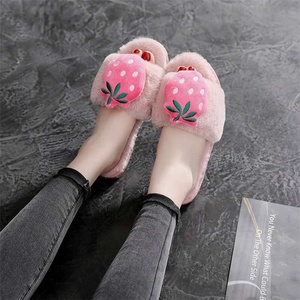 Ciabatte da Interno Comode con Cinturino alla Caviglia, <span class=keywords><strong>Sandali</strong></span> <span class=keywords><strong>Rosa</strong></span> in Peluche con Fragola - Product Image 1