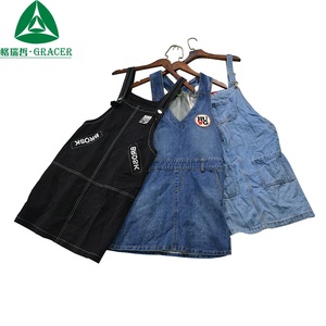 All'ingrosso usato ragazza e <span class=keywords><strong>donna</strong></span> di abbigliamento estivo gonna <span class=keywords><strong>Jeans</strong></span> Denim cinturino vestito <span class=keywords><strong>in</strong></span> balla 45kg