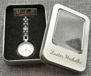 Montre de poitrine en alliage, avec logo gravé au laser, mains libres, mouvement à quartz, cadeaux promotionnels pour infirmières