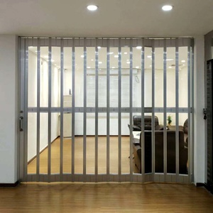 Portes coulissantes accordéon en aluminium et <span class=keywords><strong>PVC</strong></span> pour la sécurité commerciale 2025, portes pliantes en polycarbonate bon marché, transparentes, pour les supermarchés - Product Image 1