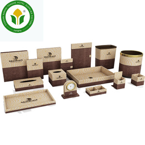 Otel odası kahverengi ve siyah deri imkanları deri aksesuarları ayarlar - Product Image 2