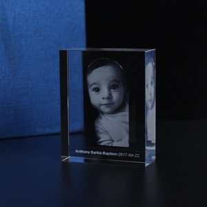 Cube en cristal gravé au laser 3D personnalisé pour les souvenirs de baptême des invités, cadeaux de retour - Product Image 4