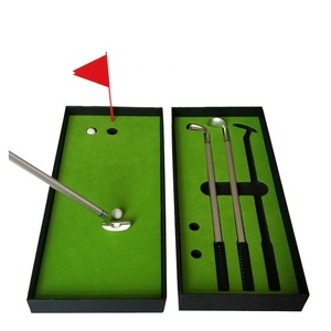 Lustiges <span class=keywords><strong>Golf</strong></span> geschenk <span class=keywords><strong>Mini</strong></span> Desktop Golfball Stift Geschenkset mit Putting Green Flag 3 Golfschläger Stifte & 2 Bälle - Product Image 3