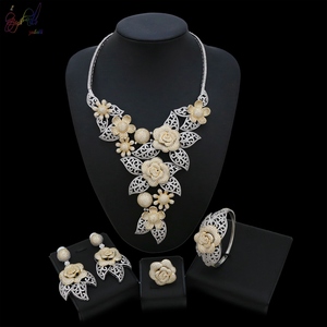 Commercio all'ingrosso Americano Set di <span class=keywords><strong>Gioielli</strong></span> Con Diamanti di Cristallo di Zircon Degli Orecchini Della Collana Dell'anello Del Braccialetto per le Donne di Modo su Monili di Cerimonia Nuziale - Product Image 3