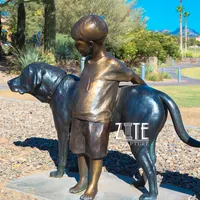 उद्यान सजावट के साथ डाली धातु कांस्य बच्चा लड़का कुत्ते मूर्ति मूर्तिकला