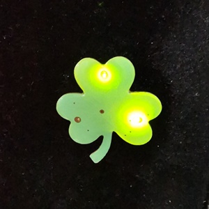 Spilla a Forma di Quadrifoglio per San Patrizio, Verde Lampeggiante, 2x3cm, in Plastica, Alimentata a Batteria, per Età 14+ - Product Image 4