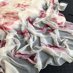 Großhandel 2019 Neueste Seide Gefühl Frühlings schal Mode 190x135cm Übergröße Rote Blume Längliche Frau Crinkle Print <span class=keywords><strong>Chiffon</strong></span> Schal