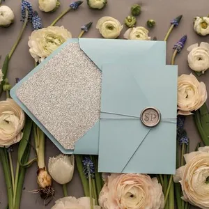 キラキラ封筒付きのカスタマイズされた理想的な花の結婚式の招待状カード
