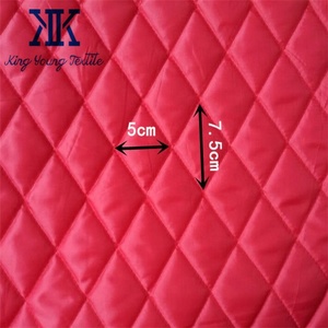 Tela acolchada <span class=keywords><strong>de</strong></span> diamante <span class=keywords><strong>de</strong></span> poliéster 100% <span class=keywords><strong>de</strong></span> un solo lado a precio barato para forro <span class=keywords><strong>de</strong></span> prendas - Product Image 1