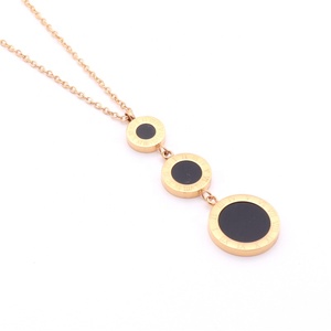 Collar de Moda con Colgante de Acero Inoxidable Dorado para Mujer, Joyería Hecha en China, Collar de Estilo Minimalista Personalizado al por Mayor - Product Image 1