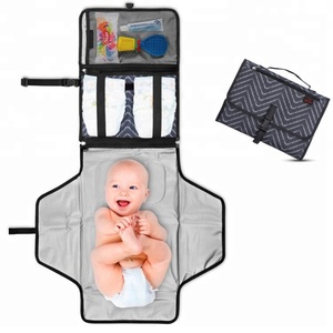 Portable Accueil Voyage <span class=keywords><strong>À</strong></span> L'extérieur Changeur <span class=keywords><strong>Tapis</strong></span> Bébé Portable Couches <span class=keywords><strong>Matelas</strong></span> <span class=keywords><strong>à</strong></span> <span class=keywords><strong>langer</strong></span> avec Coussin De Tête et Poches - Product Image 1