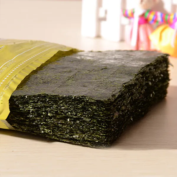 Produtos de marinho saudáveis, verdes de algas torcidas nori
