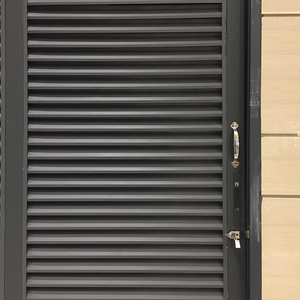 Conception moderne de porte de persienne en aluminium avec motif d'ouverture verticale et horizontale pour les volets de fenêtre de sécurité de villa - Product Image 5