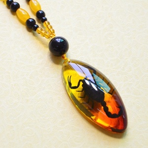 Collier scorpion en résine, classique, cadeau spécial de grande taille, ambre - Product Image 4
