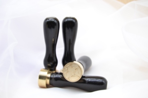 Sceau en <span class=keywords><strong>laiton</strong></span> avec poignée en bois noir et logo <span class=keywords><strong>personnalisé</strong></span> pour les fêtes et les mariages - Product Image 5