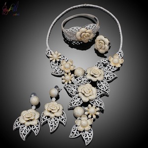 Commercio all'ingrosso Americano Set di <span class=keywords><strong>Gioielli</strong></span> Con Diamanti di Cristallo di Zircon Degli Orecchini Della Collana Dell'anello Del Braccialetto per le Donne di Modo su Monili di Cerimonia Nuziale - Product Image 1