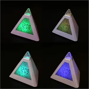 (Preço baixo) Despertador LED triangular, despertador digital OEM, relógio LED em 7 cores para Amazon, oferta imperdível de 2024