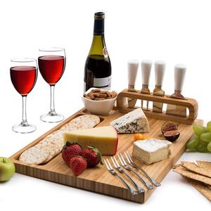 Tabla de quesos de bambú ecológica con juego de cubiertos y tazón de condimentos - Product Image 2