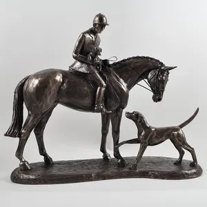 Escultura de cowboy bronze de tamanho pequeno, adorável jockey no cavalo com uma estátua de cão