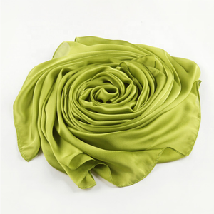 Productos calientes <span class=keywords><strong>Mercado</strong></span> francés Superventas Bufanda chal de seda púrpura brillante Color liso Nuevo Material de seda Bufanda de satén al por mayor - Product Image 4