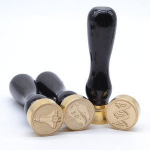 Sceau en <span class=keywords><strong>laiton</strong></span> avec poignée en bois noir et logo <span class=keywords><strong>personnalisé</strong></span> pour les fêtes et les mariages - Product Image 1
