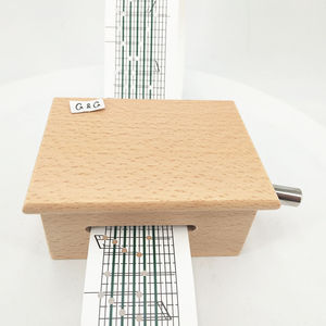 Carillon in Legno a Manovella con Nastro di Carta - Product Image 1