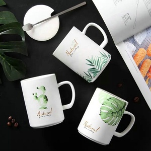 Verano verde de la hoja de palma patrón etiqueta de la taza de café de cerámica con cuchara - Product Image 3