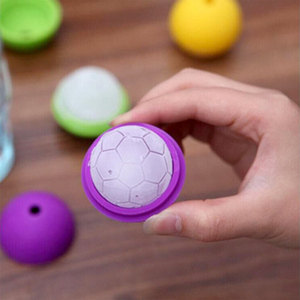 Gli stampi per cubetti di ghiaccio con pallone da calcio a sfera rotonda creano cubi da 1.5 pollici