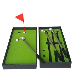 Lustiges <span class=keywords><strong>Golf</strong></span> geschenk <span class=keywords><strong>Mini</strong></span> Desktop Golfball Stift Geschenkset mit Putting Green Flag 3 Golfschläger Stifte & 2 Bälle - Product Image 4