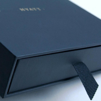 Boîte cadeau coulissante en carton avec logo estampé à chaud personnalisé, ruban et tiroir à défilement pour présentation de produits