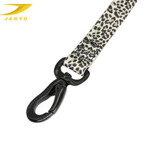 Correa con estampado de leopardo para perro, arnés impermeable de pvc con hebilla de metal - Product Image 5