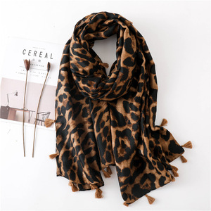Hot Selling Beige Brown <span class=keywords><strong>Leopard</strong></span> Bedruckter Schal Mit Quasten Muslimische Frauen Viskose Baumwolle Hijab Mode Leoparden muster Schals