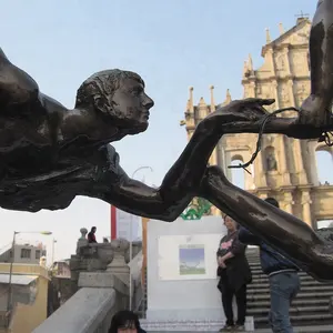 Yaşam boyutu El Yapımı Uçan Koşu Bronz Güçlü adam heykel