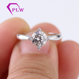 4 Prong instellen 1ct forever kleurloos wit moissanite <span class=keywords><strong>diamond</strong></span> solitaire engagement ring prijzen