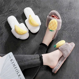 Ciabatte da Interno Comode con Cinturino alla Caviglia, <span class=keywords><strong>Sandali</strong></span> <span class=keywords><strong>Rosa</strong></span> in Peluche con Fragola - Product Image 3