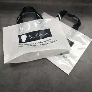 Logo promotionnel imprimé emballage shopping 2020 sac fourre-tout en plastique PE personnalisé avec poignée en boucle souple