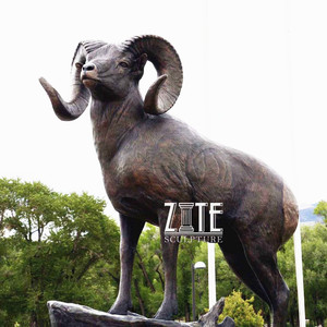 Scultura Decorativa da Giardino in Metallo, Grande Statua di Pecora in Ottone, Ariete di Montagna in Bronzo - Product Image 1