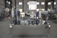 Machine de remplissage et de scellage semi-automatique de cartons à toit en pignon, électrique, haute précision, pour boissons et produits chimiques