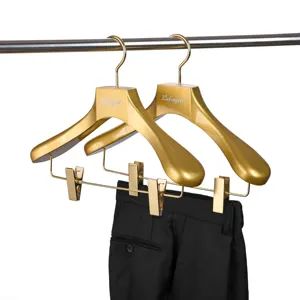 2021热卖豪华定制标志闪亮金色木制西装服装衣架，带夹子的裤子裤子