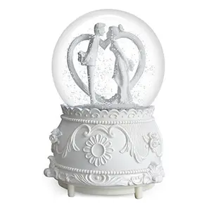 Favor do casamento branco Snow Globe com casal beijando Water Ball Ho