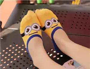 2017Hot Satış Yüksek Kaliteli Online Alışveriş Argyle Grafik Minions Desen Çorap