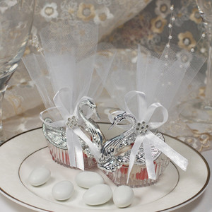 Alta calidad nuevo creativo elegante mini plástico forma de cisne caja de dulces suministros de boda