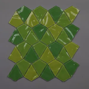Mosaico di vetro misto colorato di forma quadrata