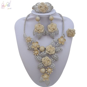 Commercio all'ingrosso Americano Set di <span class=keywords><strong>Gioielli</strong></span> Con Diamanti di Cristallo di Zircon Degli Orecchini Della Collana Dell'anello Del Braccialetto per le Donne di Modo su Monili di Cerimonia Nuziale - Product Image 4