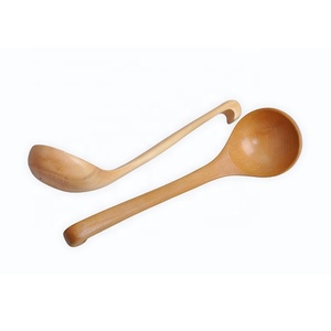 Cucharón Grande Clásico de Madera de Schima Natural, Hecho a Mano, Ecológico, Ligero, Apto para Lavavajillas, con Gancho - Product Image 3
