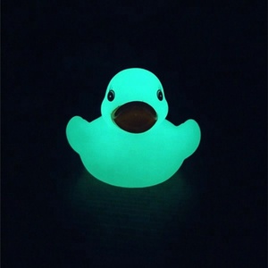 6 cm Kleine standard ente schwimm quietschende mini leucht ente glow in <span class=keywords><strong>the</strong></span> dark gummi ente baby bad spielzeug - Product Image 1